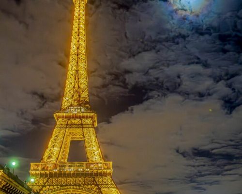 تاج قمری بر فراز پاریس