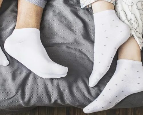 رنگ-و-جنس-جوراب-چه-تاثیری-بر-سلامت-پاها-دارد؟