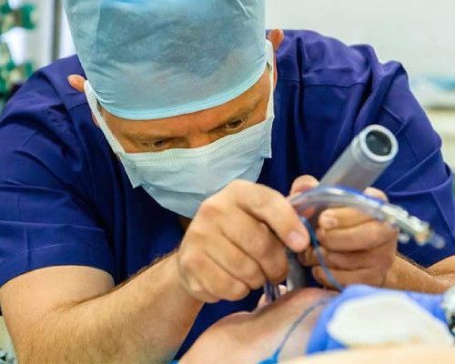 پزشک در حال انجام لارنگوسکوپی