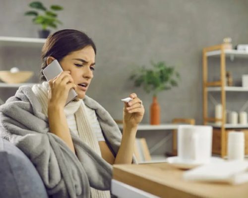 صحبت‌کردن خانم با تلفن در حالت بیماری برای درخواست مرخصی استعلاجی