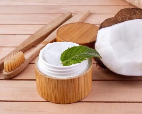 نارگیل و روغن آن از مواد اولیه ساخت خمیر دندان خانگی