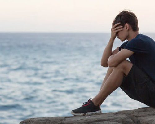 پسر مبتلا به آکوفوبیا در کنار دریا