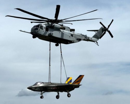 هلیکوپتر هلیکوپتر CH-53K King Stallion در حال حمل یک جت جنگنده F-35 Lightning II