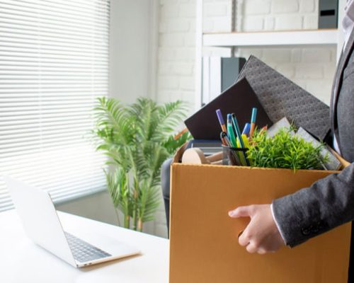 مردی در حال ترک شغلش پس از نوشتن استعفا نامه