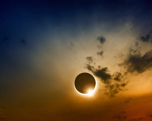 کسوف، اعتدالین و ابرماه همه در یک روز رخ می‌دهند